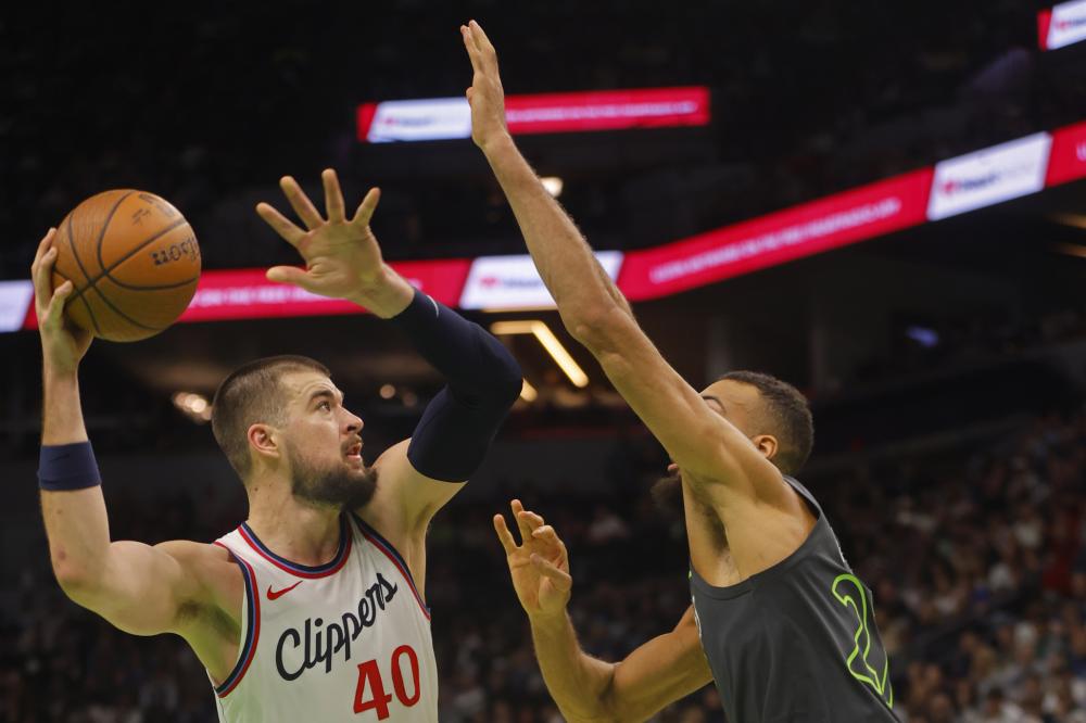 依然领先于 依然领先于